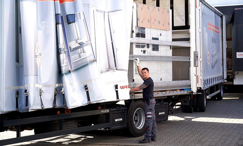 Chargement des armoires häwa dans son propre camion au bâtiment logistique de Wain