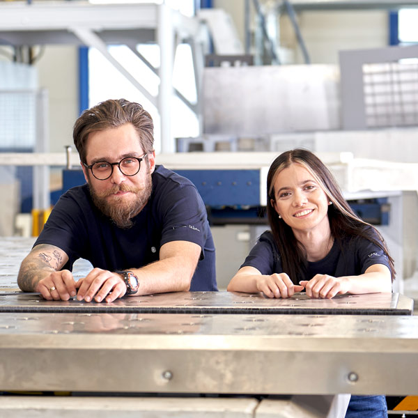 zwei häwa Bad Wörishofen Mitarbeiter: Mateusz links und Gizem rechts.