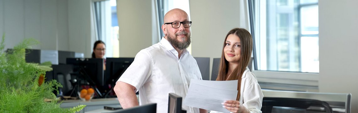 Bild eines häwa Mitarbeiters und einer häwa Mitarbeiterin. Die Mitarbeiterin hält ein Blatt in der Hand.