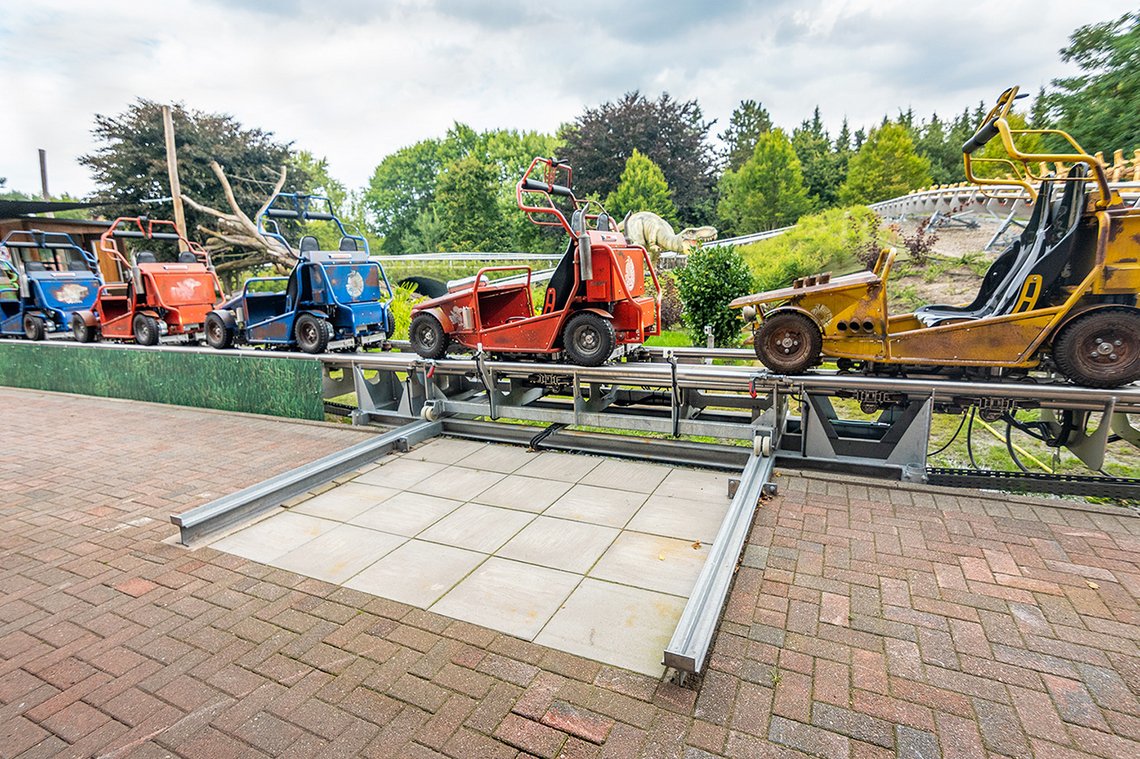 Fünf CoasterKarts hintereinander gereiht. 